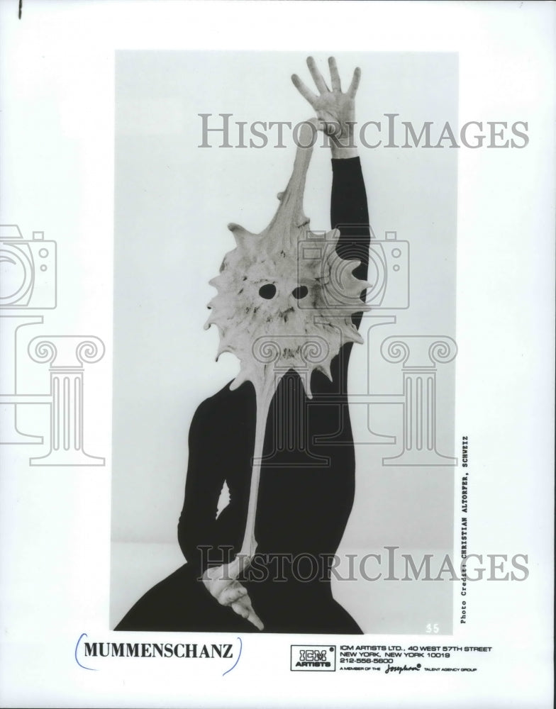 1990 Press Photo Mummenschanz, performer from theater troupe. - mjp24666 - Historic Images