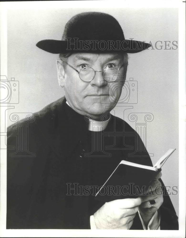 1982, Kenneth More in &quot;Father Brown&quot; - mjp24877 - Historic Images