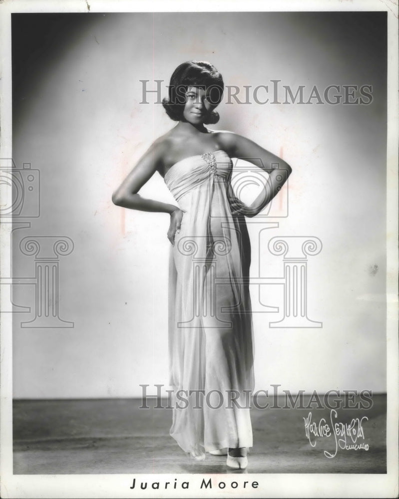 1965 Press Photo Singer Juaria Moore to appear at The Pfister Hotel - Historic Images