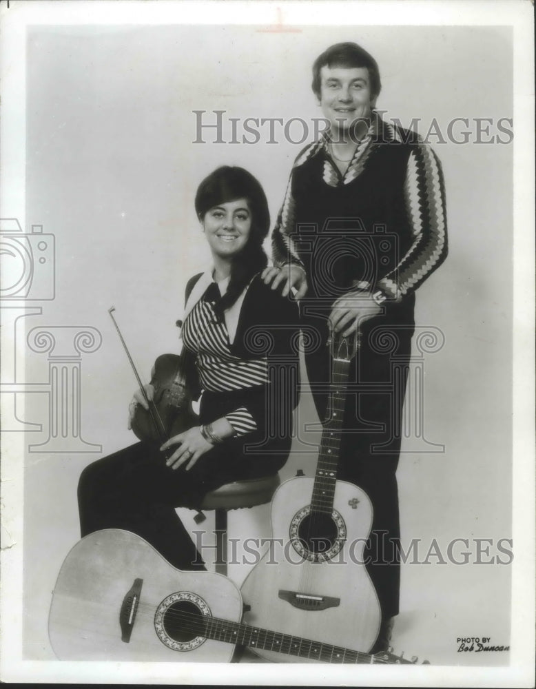 1975 Press Photo Singers Maeve Mulvaney and Butch Moore at Derry&#39;s Pub. - Historic Images