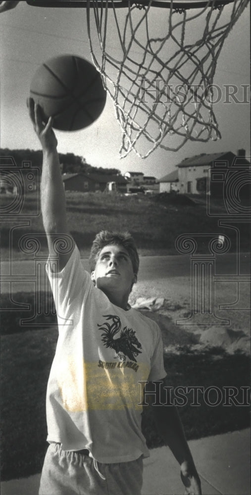 1991 Press Photo Ty Moseler practices lay-ups at his home in Big Bend, Wisconsin - Historic Images
