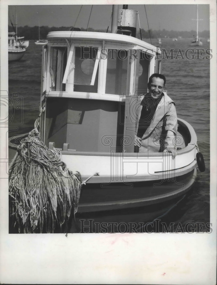 1961 Press Photo Actor Garry Moore in his tugboat - Historic Images
