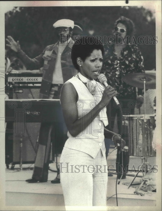 1975, Singer Melba Moore on "The Midnight Special" - mjp25241 - Historic Images
