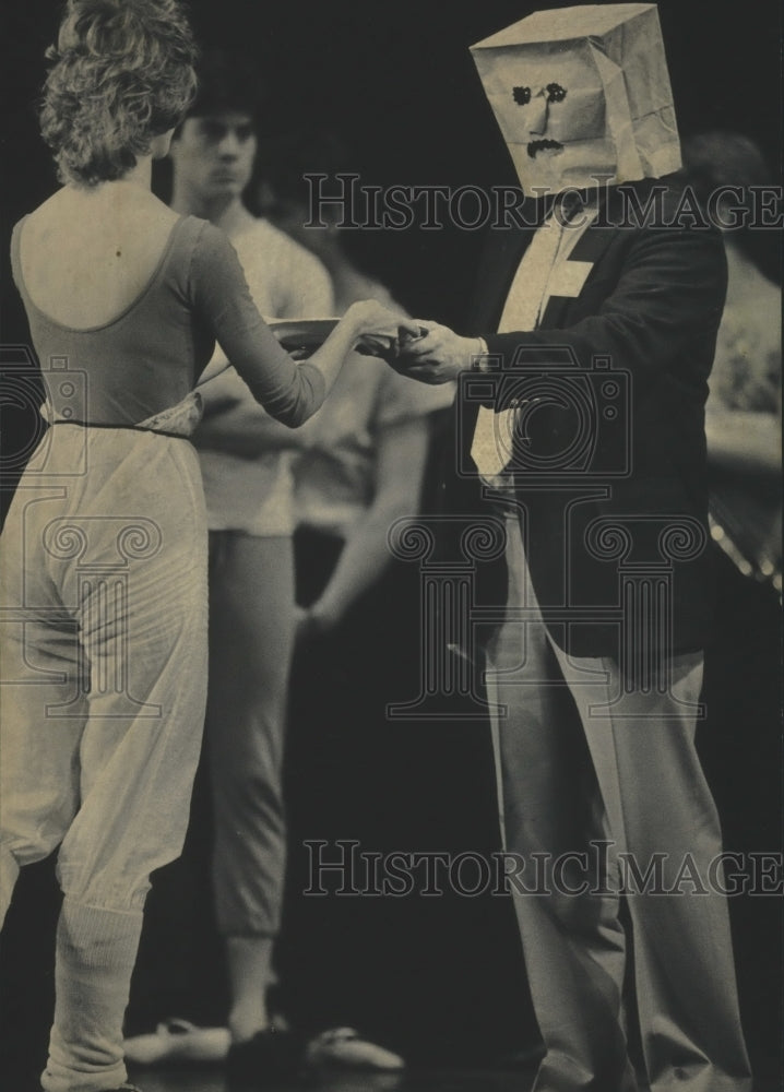 1985 Press Photo Milwaukee Ballet's Dennis Getto Samples Food At Christmas Party - Historic Images