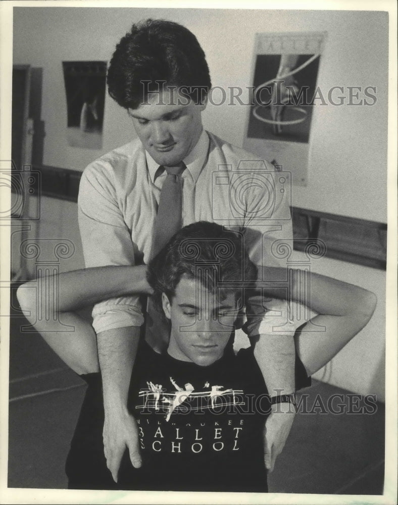1985 Press Photo Chiropractor Works On Dancer Of The Milwaukee Ballet Company - Historic Images