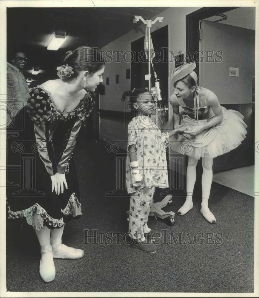 1983 Press Photo Milwaukee Ballet Dancers Talk To Patient At Children&#39;s Hospital - Historic Images