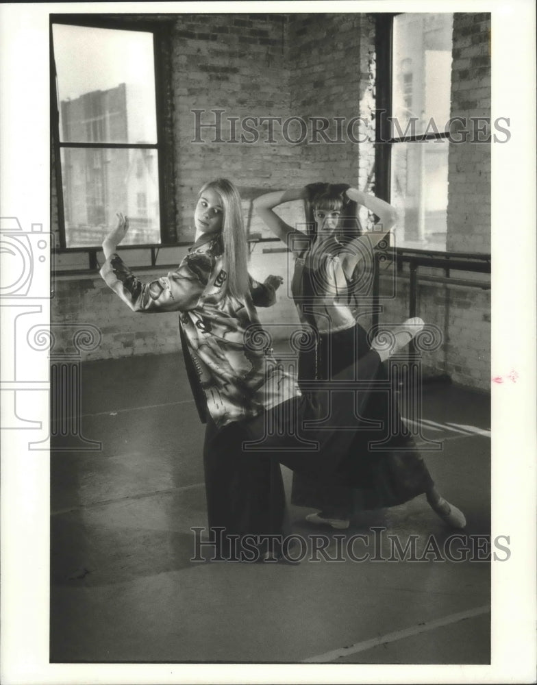 1994 Press Photo Rachel Venner & Kerri-Anne Dunn with the Milwaukee Ballet - Historic Images