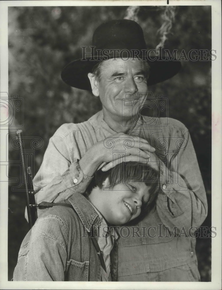 1974 Press Photo Glenn Ford and Lance Kerwin in scene from "The Greatest Gift: - Historic Images