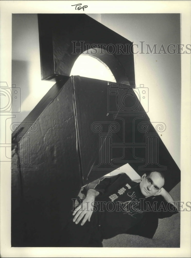 1983 Press Photo Designer Jerry Fortier in front of set based on the tangram - Historic Images