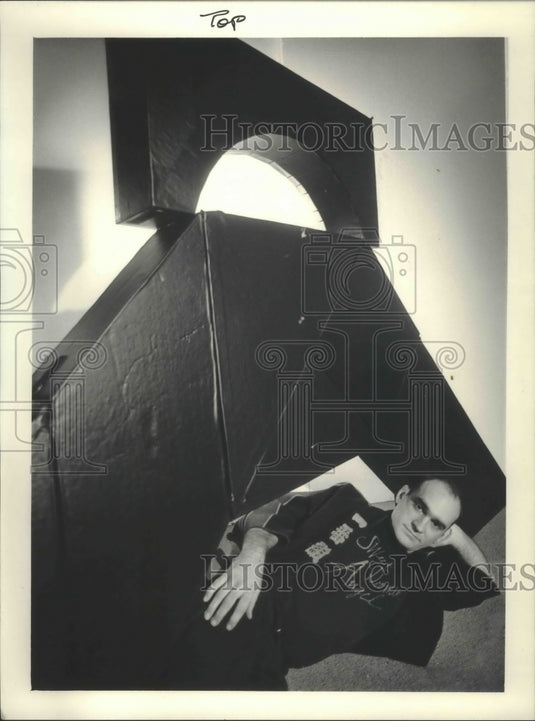 1983 Press Photo Designer Jerry Fortier in front of set based on the tangram - Historic Images