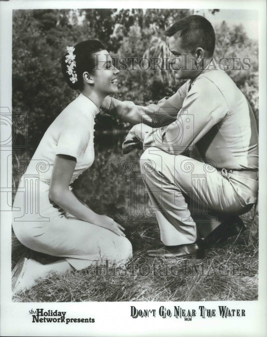 1985, Glenn Ford & other in "Don't Go Near The Water" - mjp25428 - Historic Images