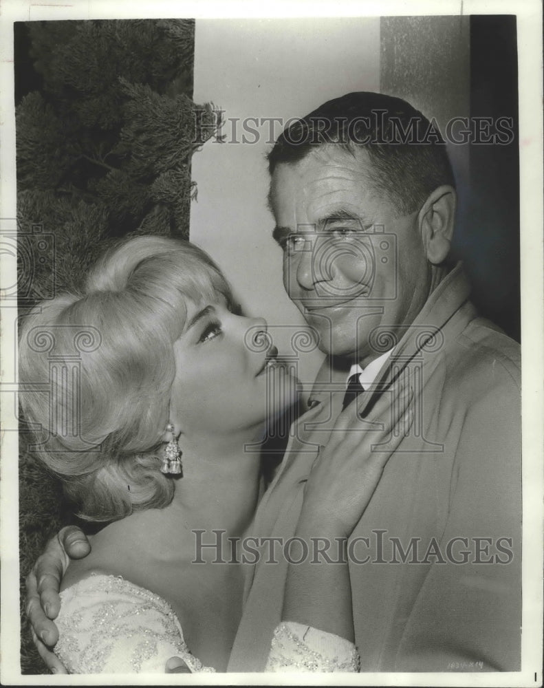 1966 Press Photo Glenn Ford And Elke Sommer In Scene From &#39;The Money Trap&#39; - Historic Images