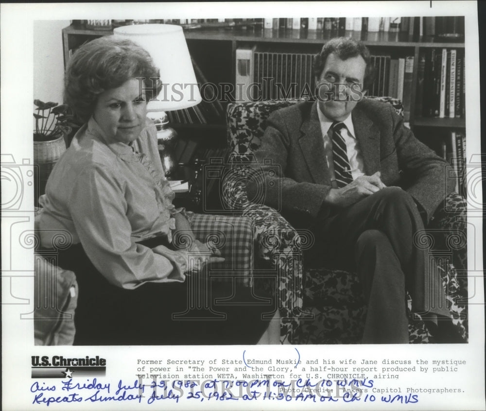 1985 Press Photo Edmund Muskie, wife Jane discuss The Power and the Glory report - Historic Images