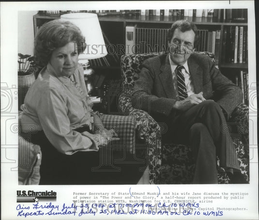 1985 Press Photo Edmund Muskie, wife Jane discuss The Power and the Glory report - Historic Images