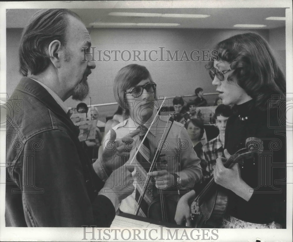 1975 Press Photo Music for Youth conductor Edward Mumm &amp; others, Milwaukee - Historic Images
