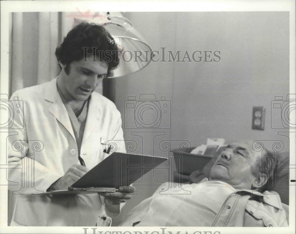 1975 Press Photo Actor Tony Musante and other - Historic Images