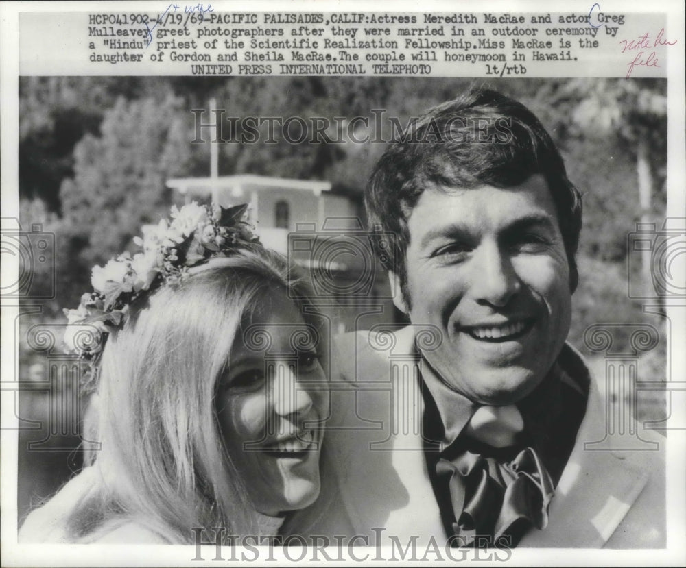 1969, Greg Mulleavey And Wife Greet Photographers, Pacific Palisades - Historic Images