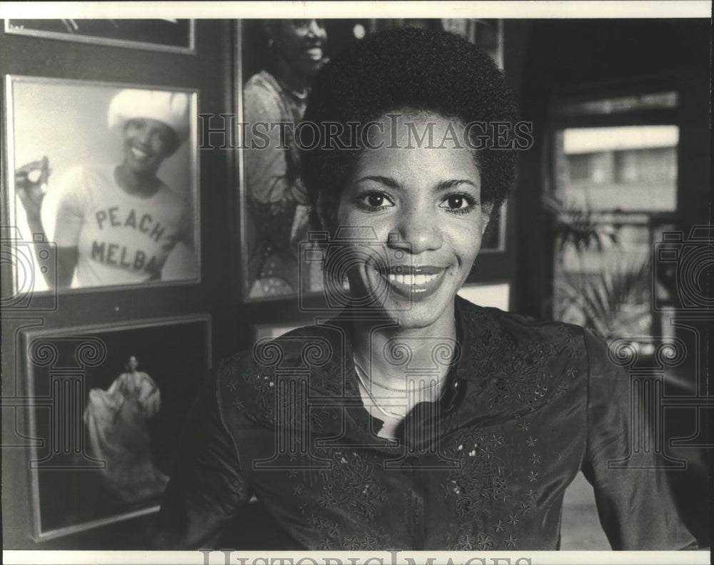 1977 Press Photo Melba Moore, star of &quot;Timbuktu!&quot; in her apartment in New York - Historic Images