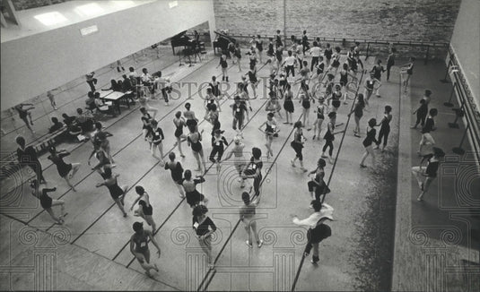 1982 Press Photo Milwaukee Ballet Company students performing in evaluation. - Historic Images