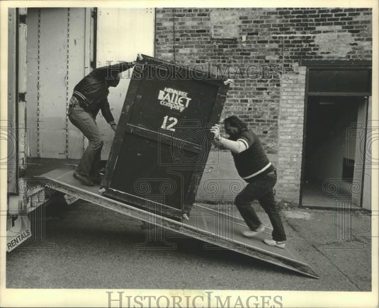 1984 Press Photo Milwaukee Ballet Company crew loads a truck - mjp25621-Historic Images