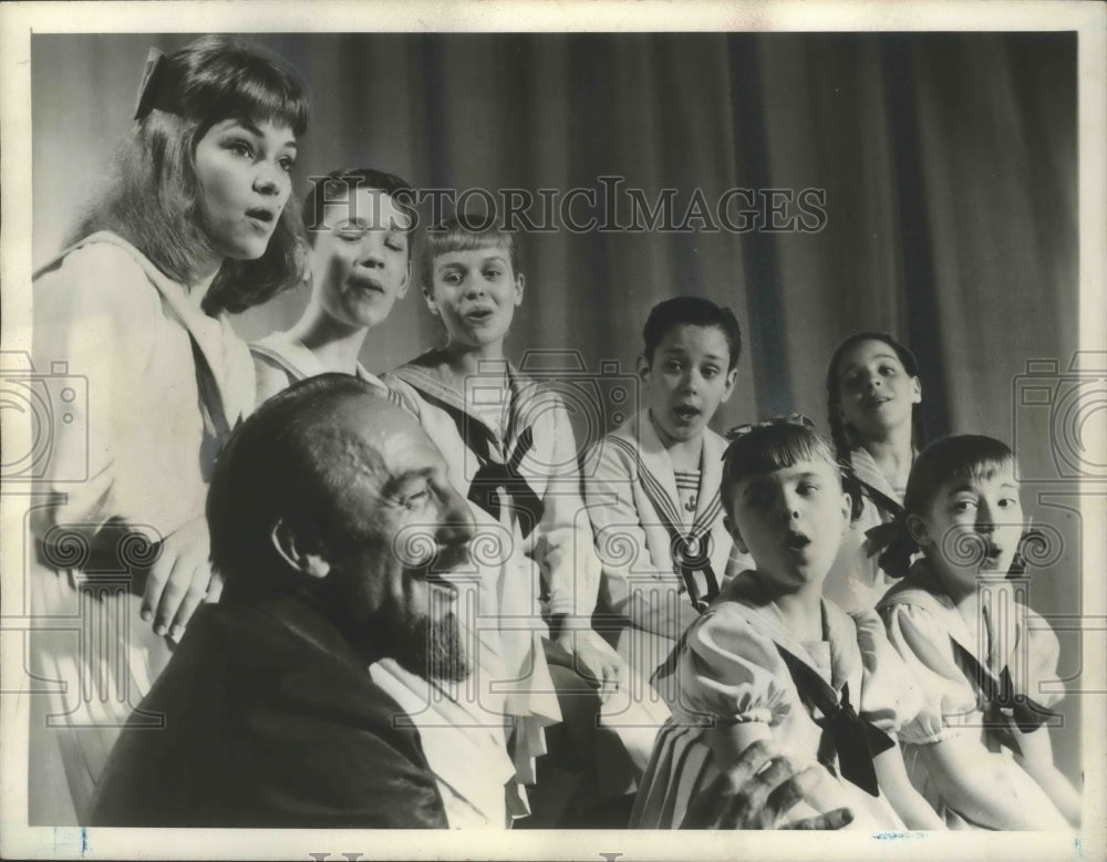 1960 Press Photo A group of young music lovers sing along with Mitch Miller. - Historic Images