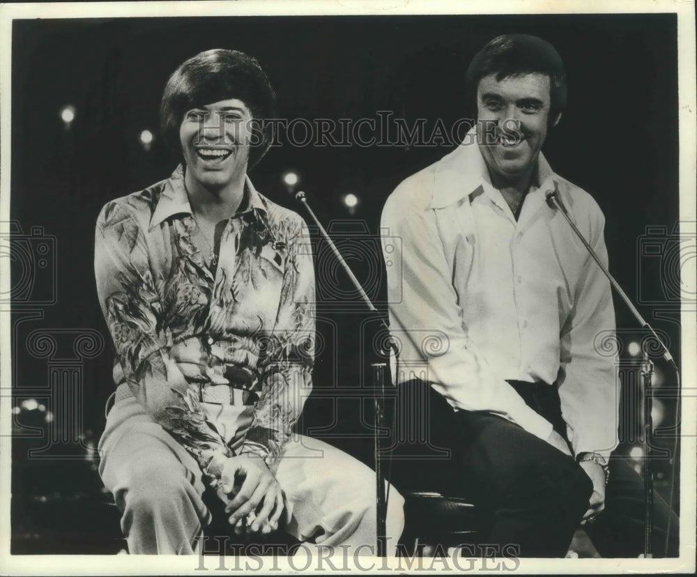 1973, Bobby Goldsboro and Jim Nabors sing together - Historic Images