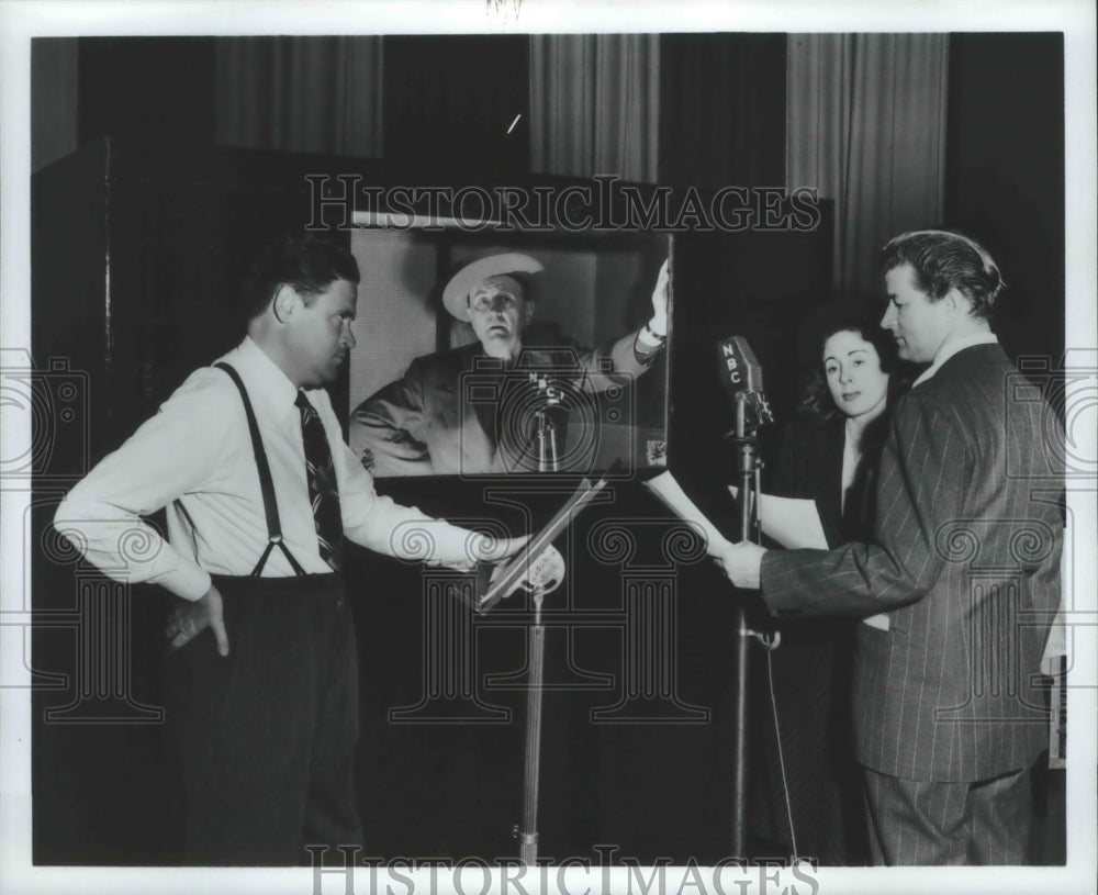 1939 Press Photo The program &quot;Mr. District Attorney&quot; on NBC Radio Network - Historic Images