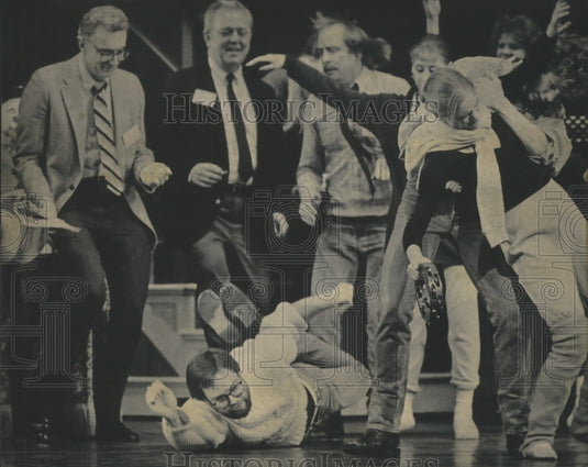 1985 Press Photo Tom Strini, dance critic, on the floor at Milwaukee Ballet - Historic Images