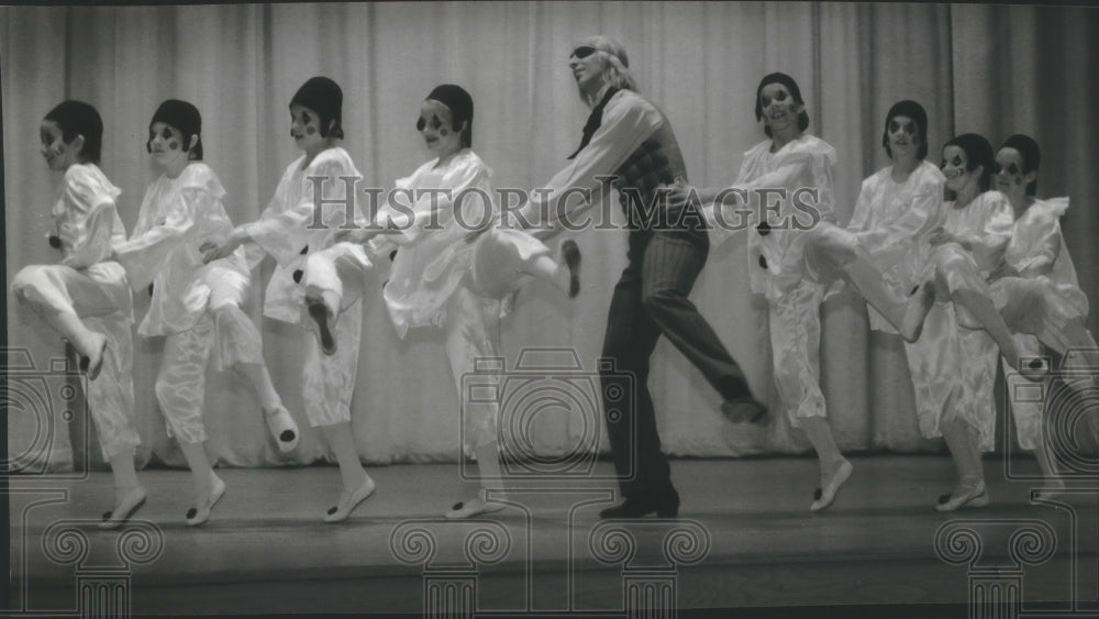 1994 Press Photo Members of Milwaukee Ballet School perform &quot;The Nutcracker&quot; - Historic Images