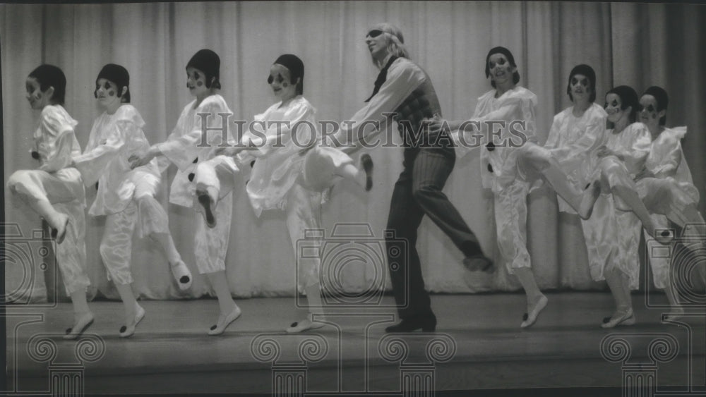 1994 Press Photo Members of Milwaukee Ballet School perform "The Nutcracker" - Historic Images