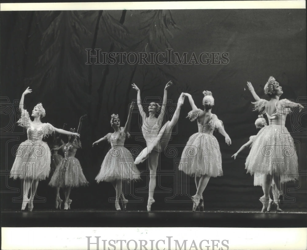 1982 Press Photo Milwaukee Ballet Company&#39;s Paula Weber and others &quot;Nutcracker&quot; - Historic Images