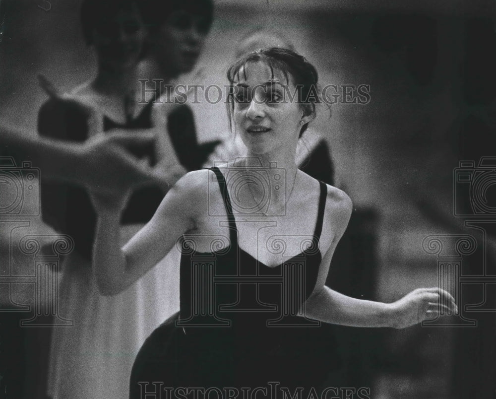 1982 Press Photo Milwaukee Ballet Company dancer Lori Romito in rehearsal - Historic Images