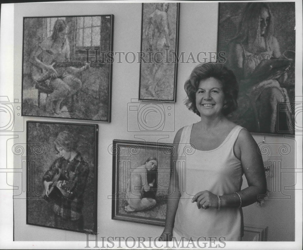 1976, Lorraine Fons In Her Farmhouse Art Gallery In Mequon, Wisconsin - Historic Images