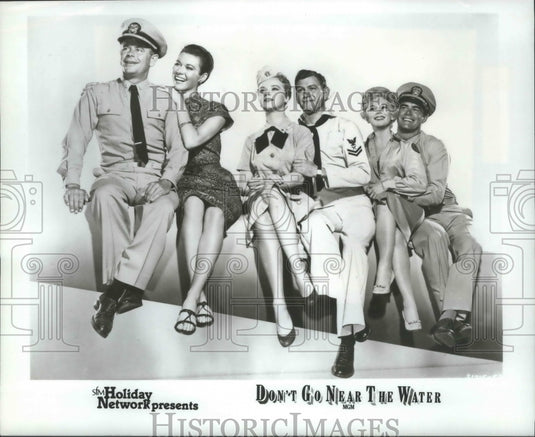 1985 Press Photo Glenn Ford & others in "Don't Go Near The Water" - mjp25858 - Historic Images