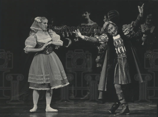1984 Press Photo Members of Milwaukee Ballet Company perform "Swan Lake." - Historic Images