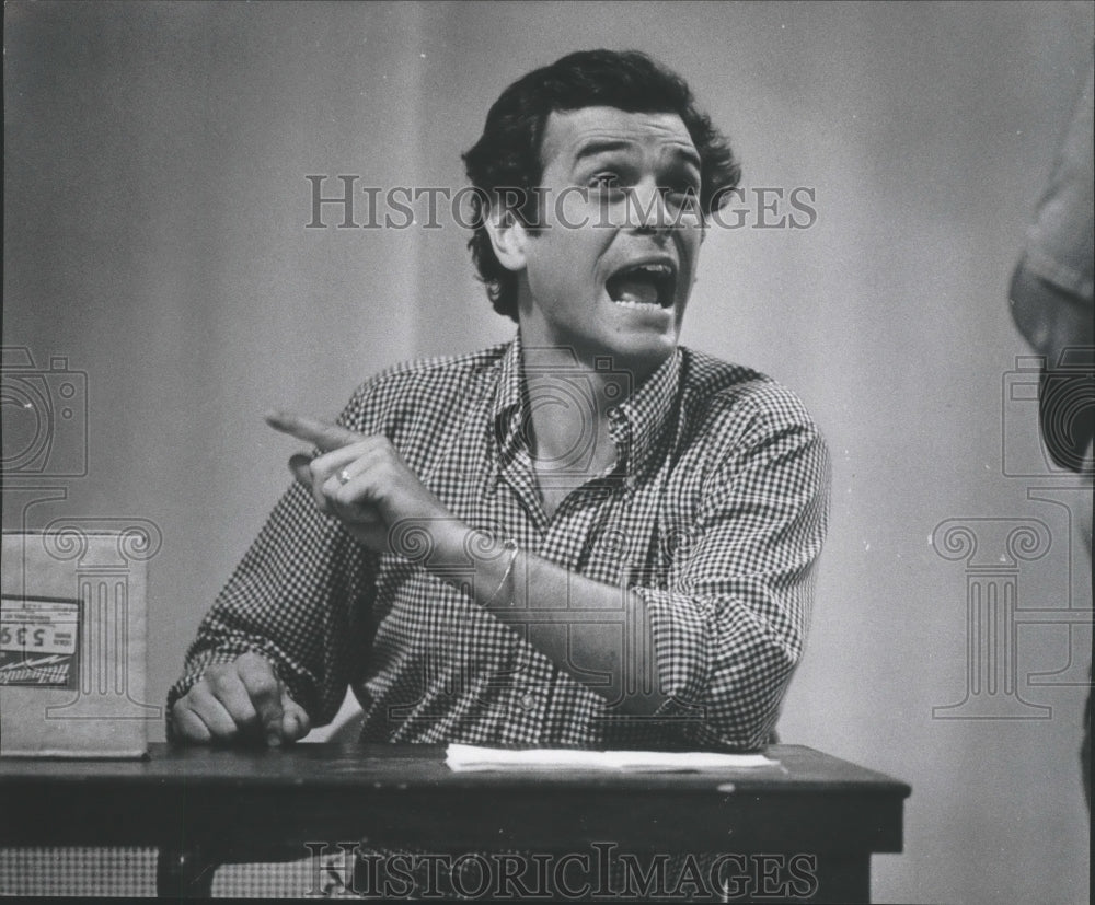 1976 Press Photo Actor Daniel Mooney As Howard Wagner In Milwaukee - mjp25888 - Historic Images