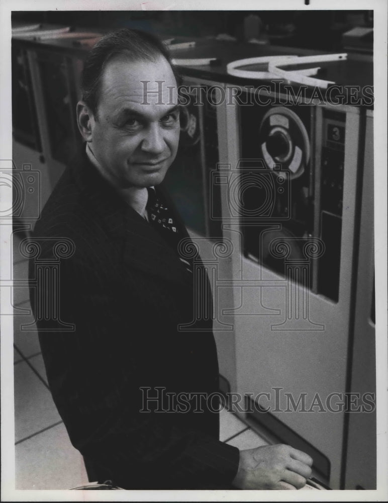 1975 Press Photo Edwin Newman, NBC crime correspondent by computer. - Historic Images