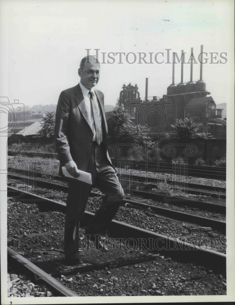 1983 Press Photo Edwin Newman, by blast furnaces of US Steel in , Pennsylvania. - Historic Images