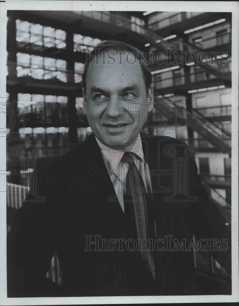 1974, Edwin Newman correspondent reporting on plight of school kids. - Historic Images