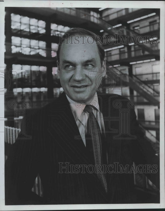 1974, Edwin Newman correspondent reporting on plight of school kids. - Historic Images