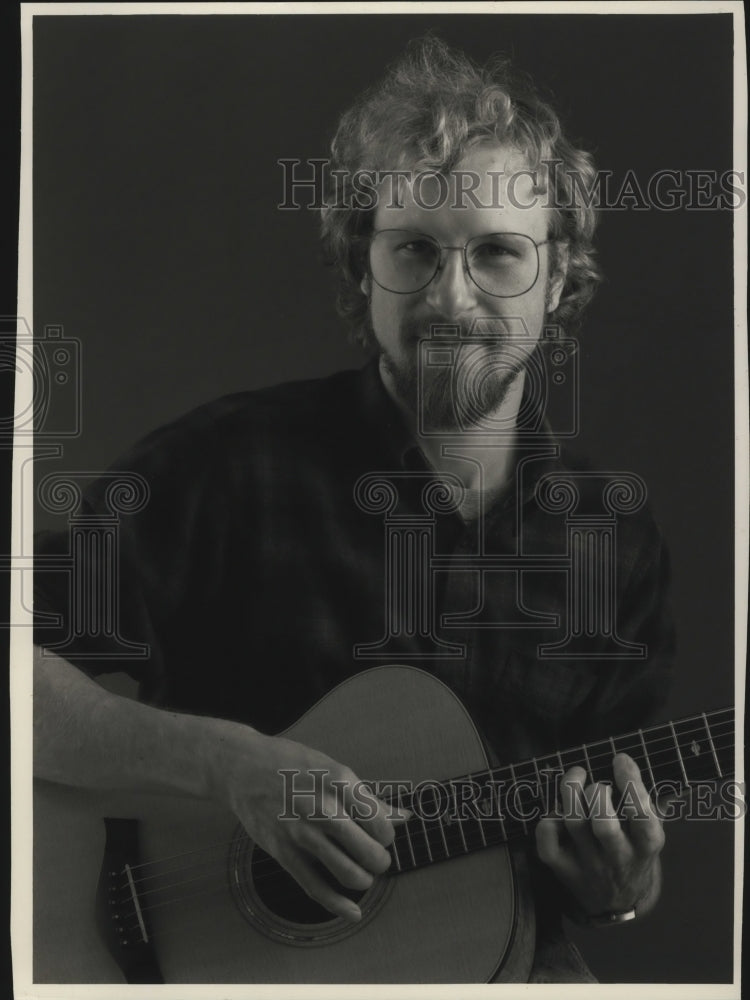 1988, Finger-style guitarist Phil Heywood - mjp26122 - Historic Images