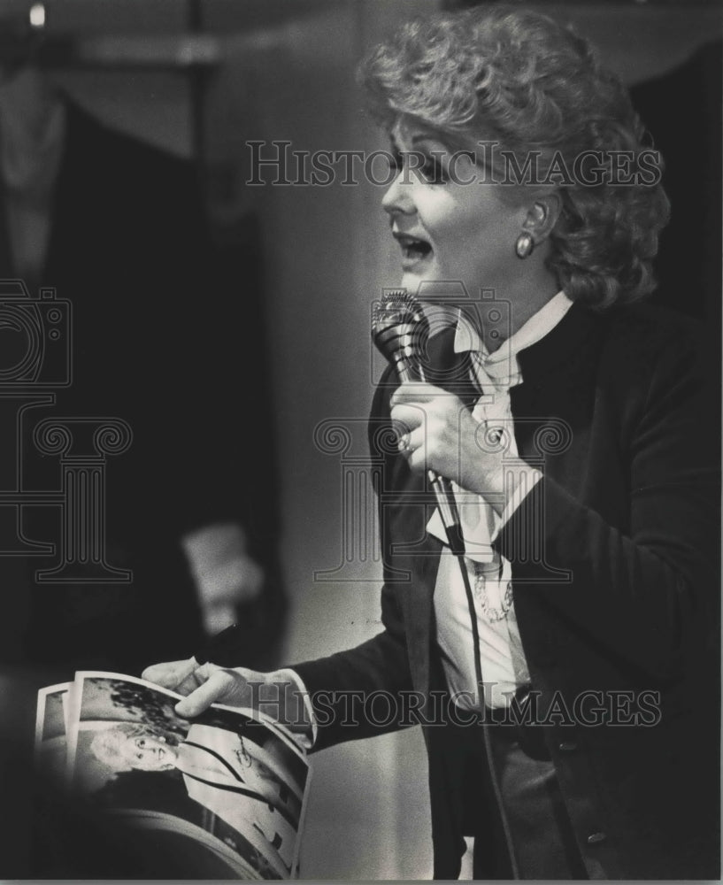 1986 Press Photo Actress Debbie Reynolds spoke at the Boston Store - mjp26152-Historic Images