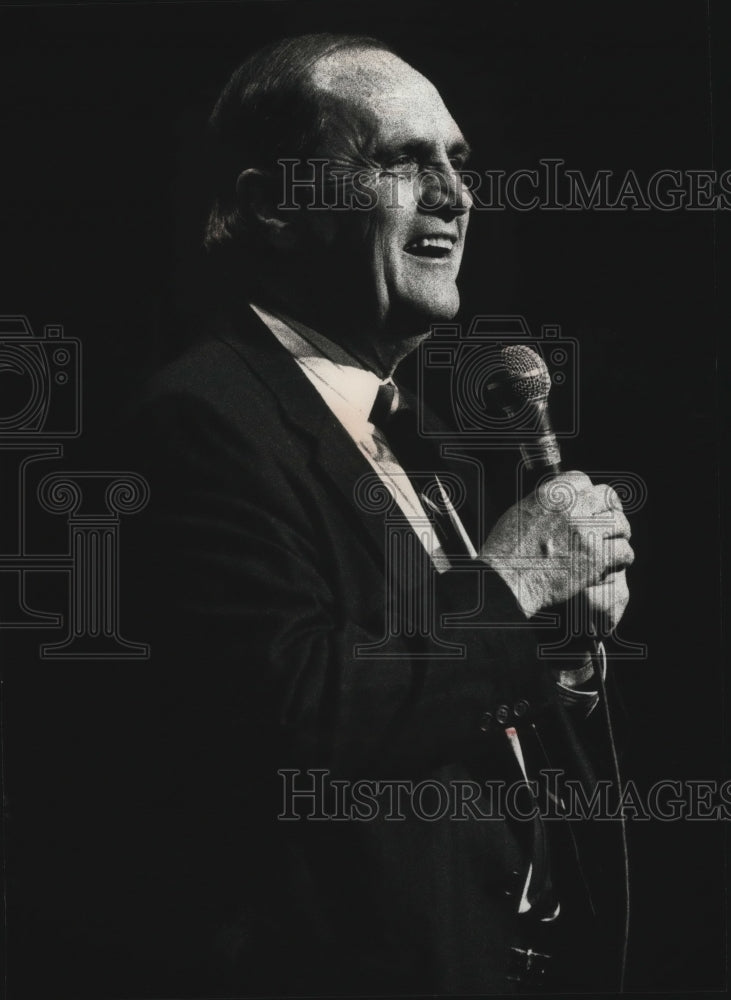 1990 Press Photo Comedian Bob Newhart Performs At The Riverside Theatre - Historic Images