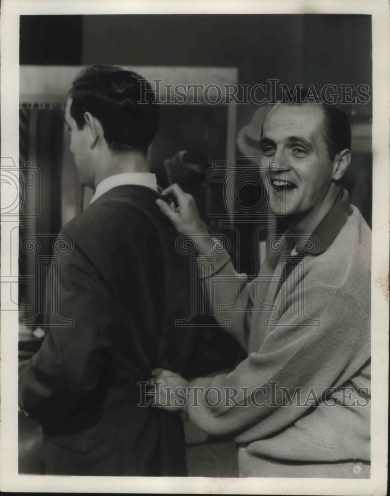 1962, Bob Newhart Fits Ronnie Schell In Cashmere Jacket - Historic Images
