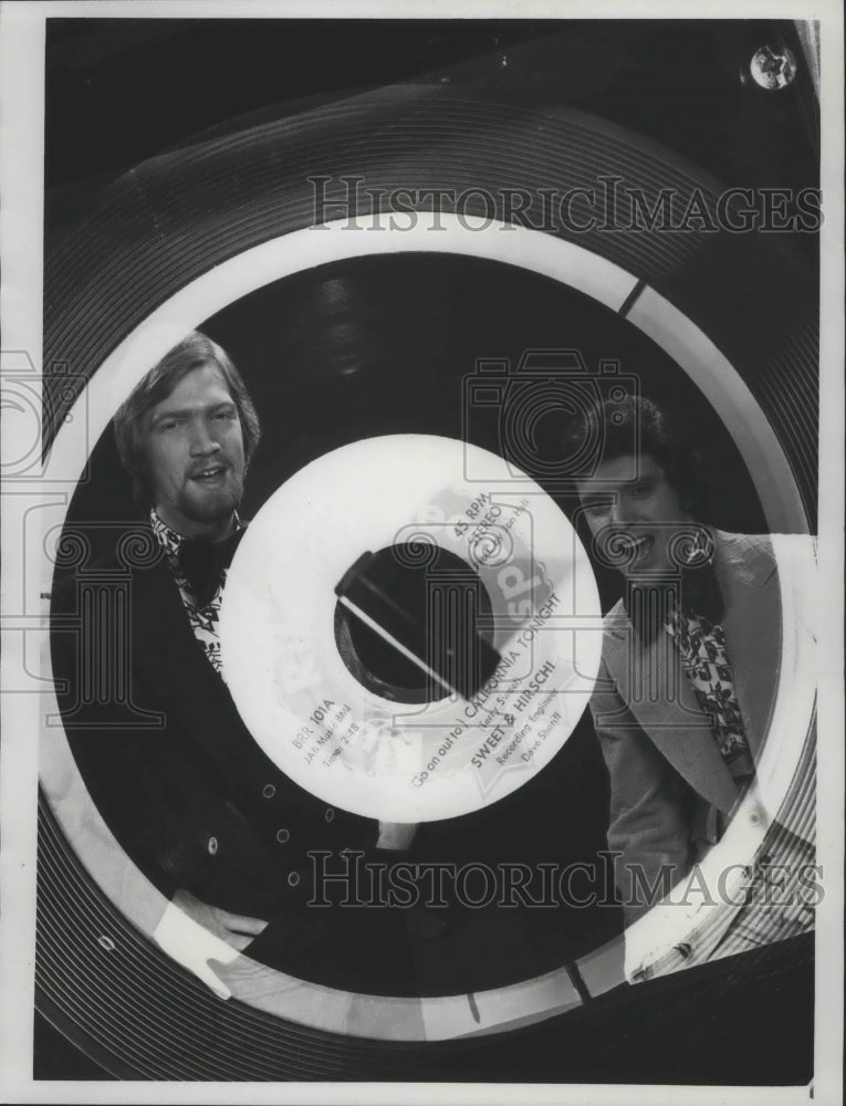 1974 Press Photo Singers Terry Sweet and Bob Hirschi - Historic Images