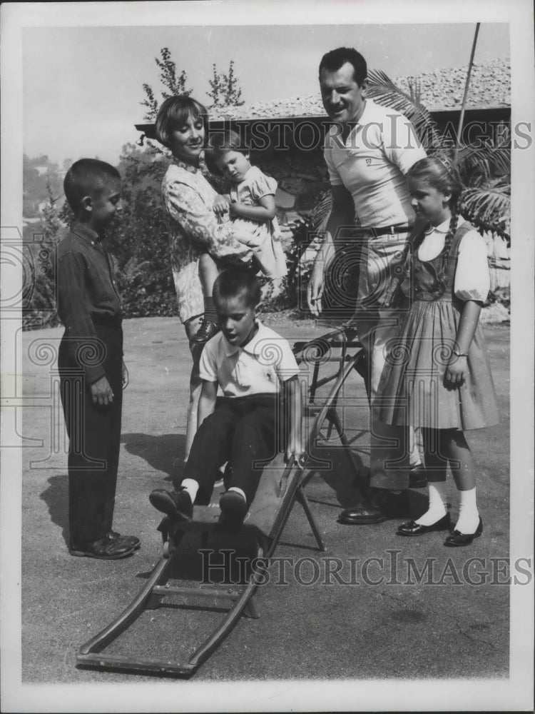 1962 Press Photo Actor Steven Hill with Family at Home in Hollywood, California- Historic Images