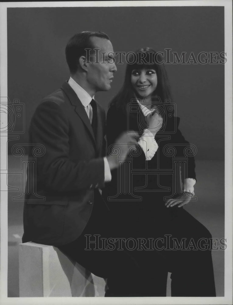1967, Tom Smothers With Singer On 'The Smothers Brothers Comedy Hour' - Historic Images