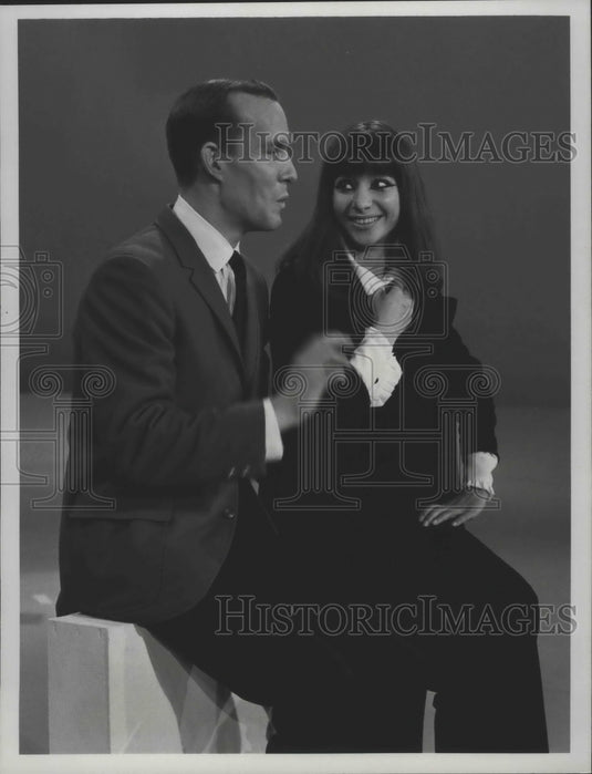 1967, Tom Smothers With Singer On 'The Smothers Brothers Comedy Hour' - Historic Images