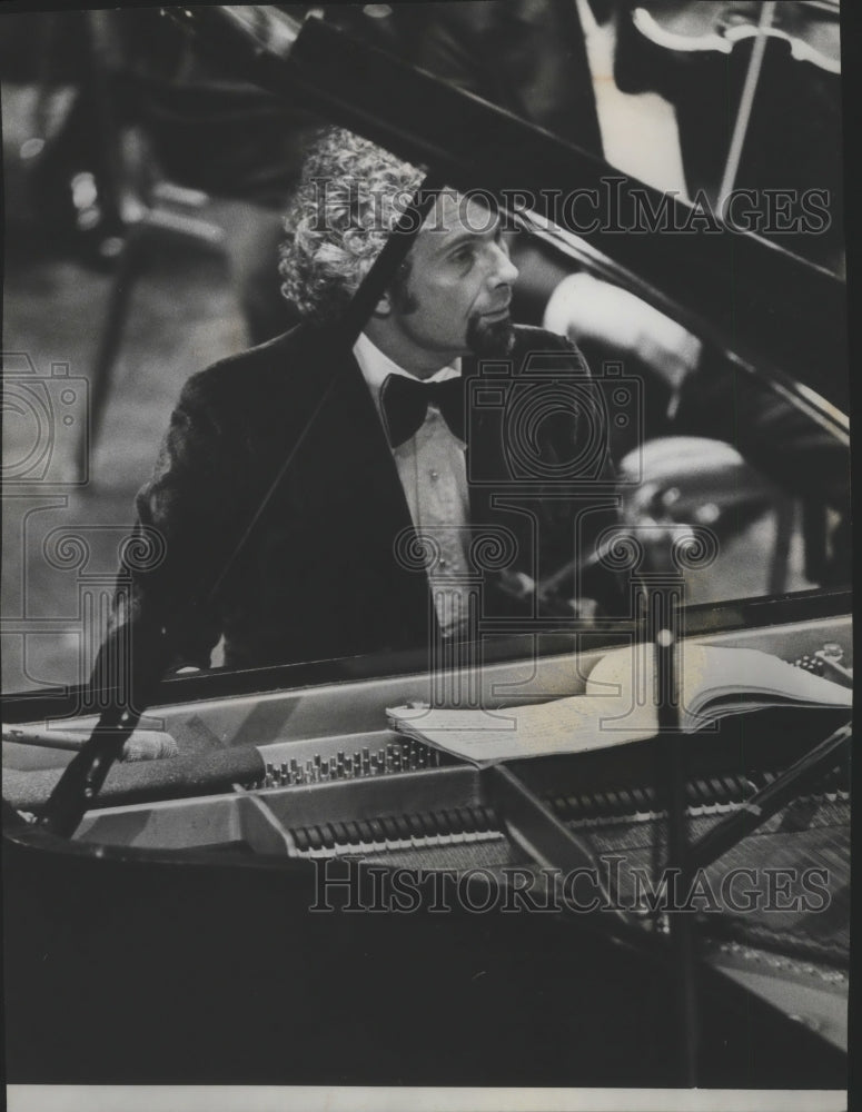1973, Pianist Peter Nero performs with Milwaukee Symphony Orchestra. - Historic Images
