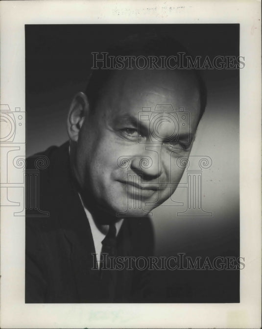 1975 Press Photo Edwin Newman, host of Critically Speaking. - Historic Images